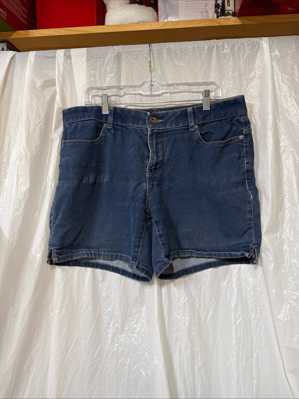 Classic Mid-Rise Women’s Dark Blue Denim Shorts by Terra Sky. Size 14W